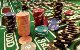 Pengguna memeriksa alamat situs di browser